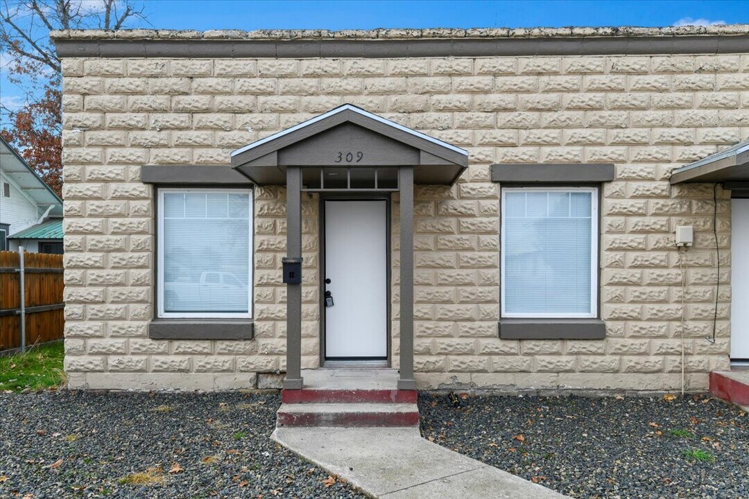309 N Commercial Ave in Emmett, ID - Building Photo