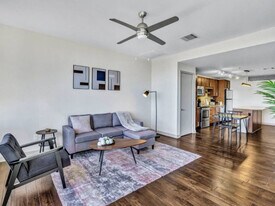 1555 Elm St in Dallas, TX - Building Photo