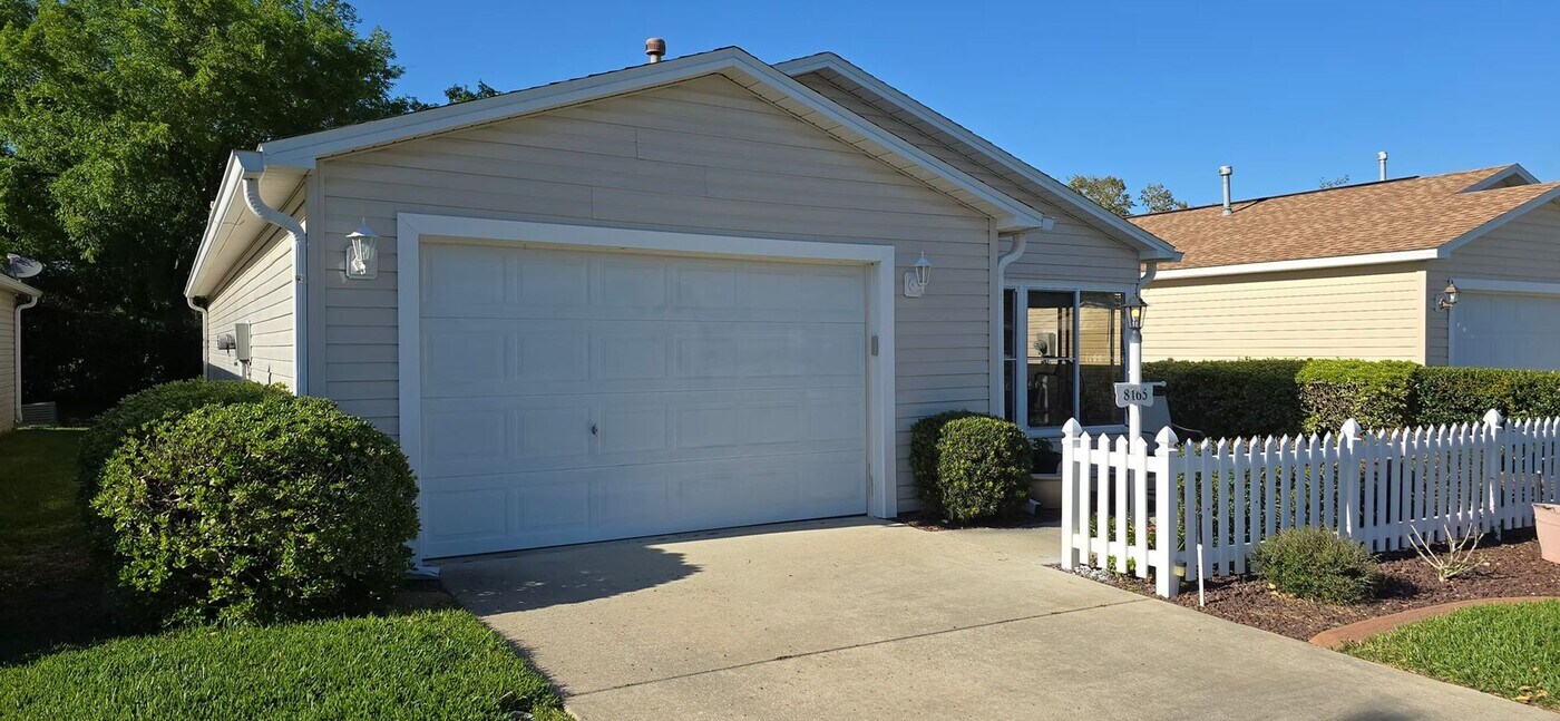 8165 SE 174th Rowland St in the Villages, FL - Building Photo