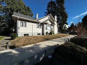 4005 SE Division St in Portland, OR - Foto de edificio - Building Photo