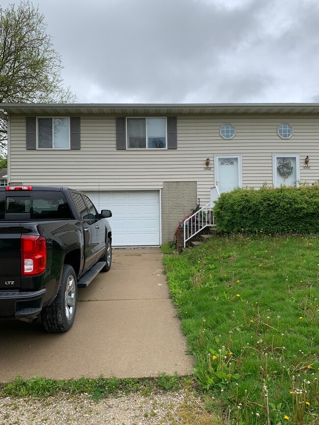 property at 1002 Quarry Ave SW