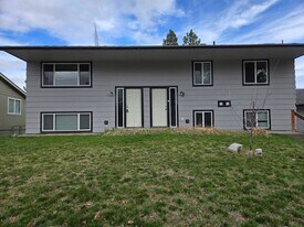 10921-10923 E 16th Ave in Spokane Valley, WA - Building Photo