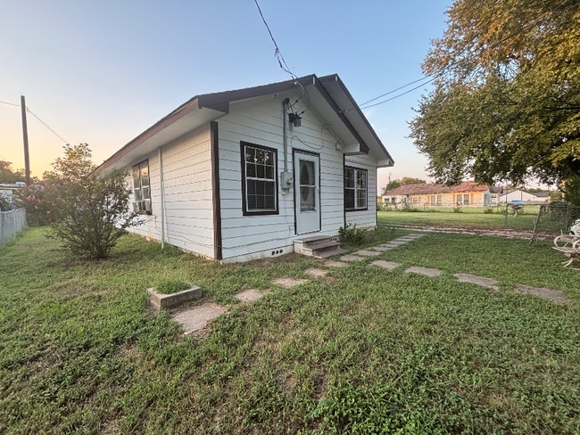 408 Houston St in Ennis, TX - Building Photo - Building Photo