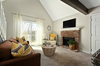 Hunter's Pointe Apartments in Overland Park, KS - Building Photo - Building Photo