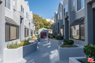 1436 20th St-Unit -11 in Santa Monica, CA - Building Photo - Building Photo