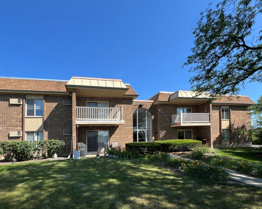 2415 N Kennicott Dr in Arlington Heights, IL - Building Photo