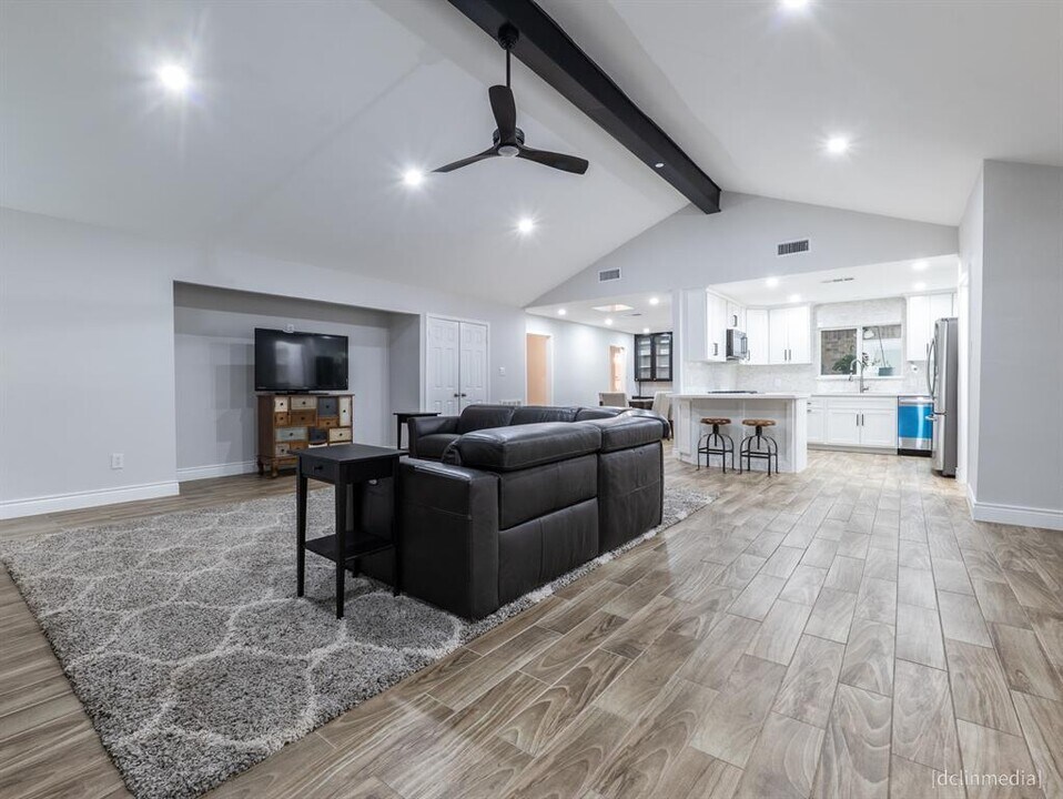 7001 Bender Rd in Humble, TX - Building Photo