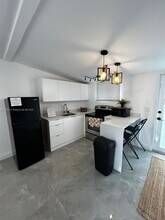 1945 NW 33rd St in Miami, FL - Building Photo - Building Photo