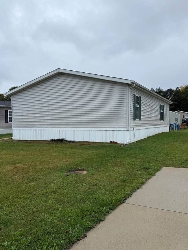 1317 Sugar Tree Blvd in Caro, MI - Foto de edificio - Building Photo