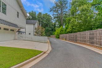 1840 Commons Cir in Atlanta, GA - Building Photo - Building Photo