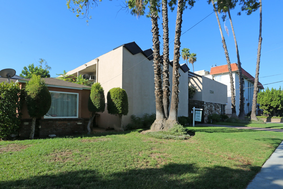 1204 E Lexington Dr in Glendale, CA - Building Photo