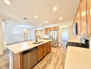 7704 S 23rd Ln in Phoenix, AZ - Foto de edificio - Building Photo