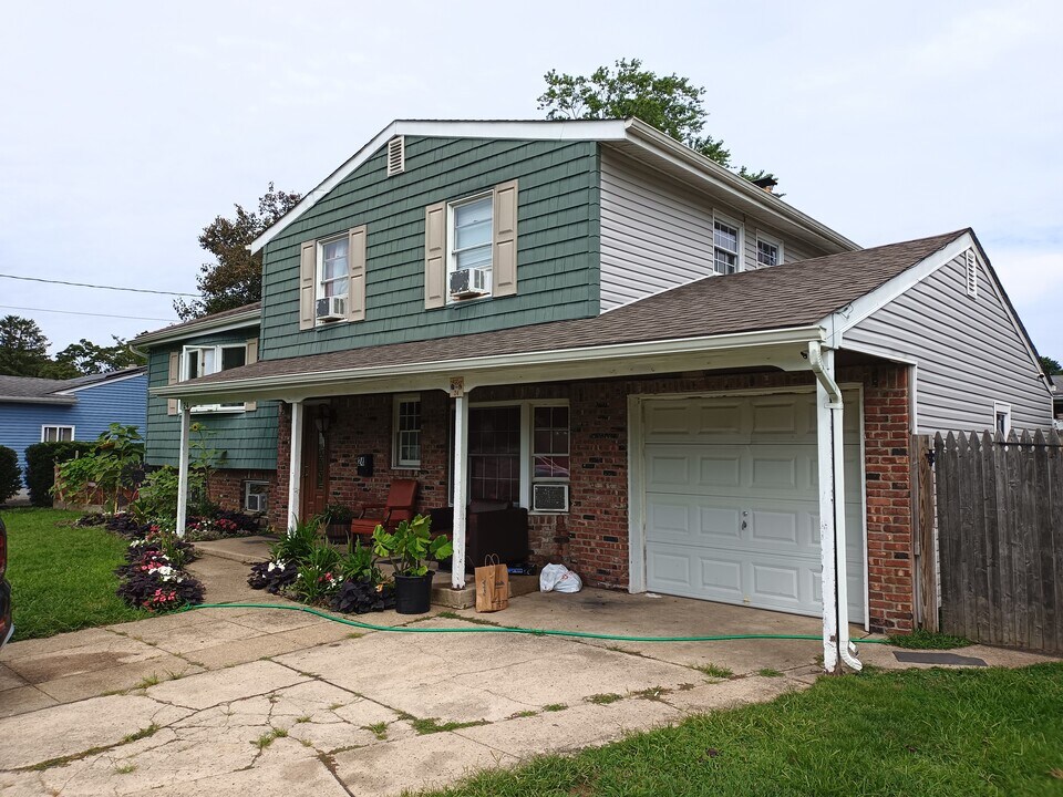 24 Kaymac St in Brentwood, NY - Building Photo