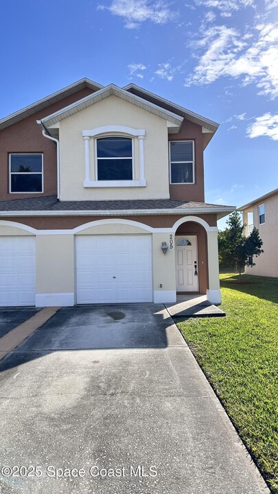 1055 Venetian Dr in West Melbourne, FL - Building Photo