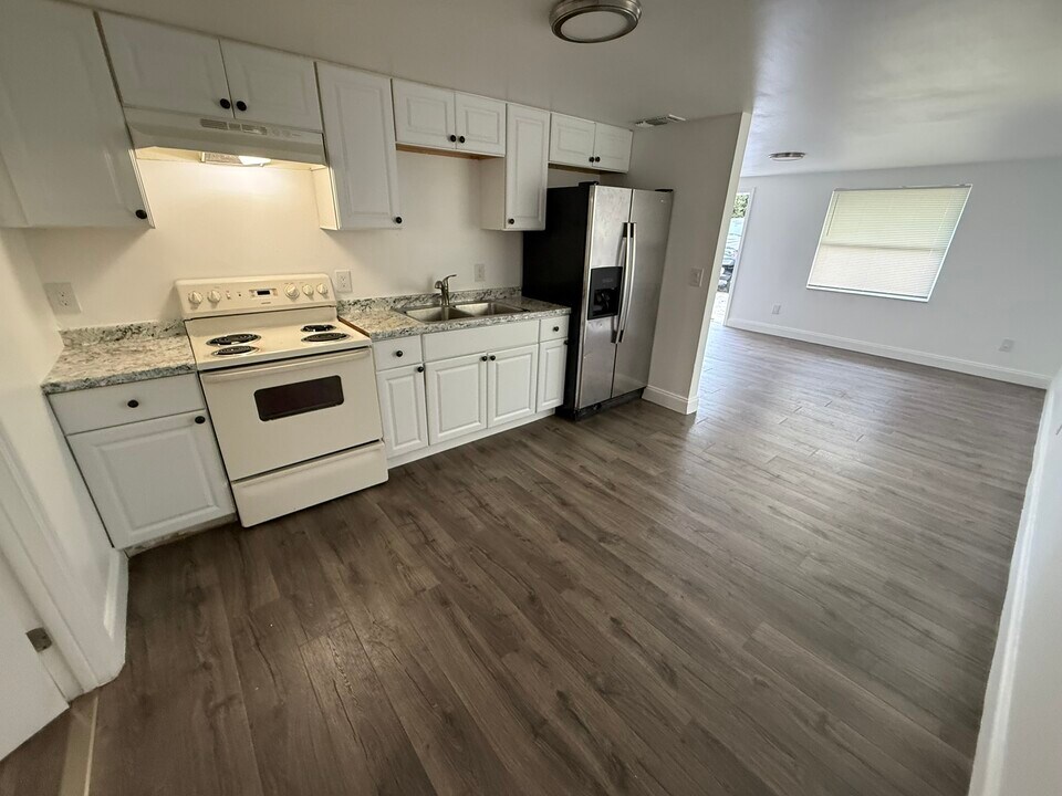 1015 58th Avenue Dr E, Unit 1015 in Bradenton, FL - Foto de edificio