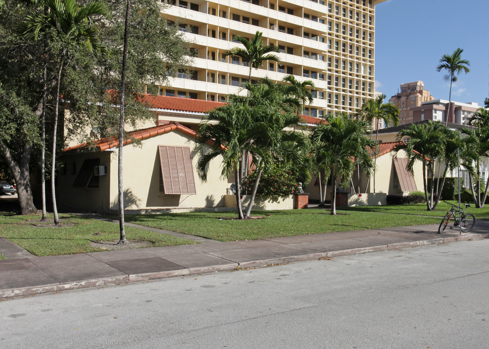 717 Valencia Ave in Coral Gables, FL - Foto de edificio