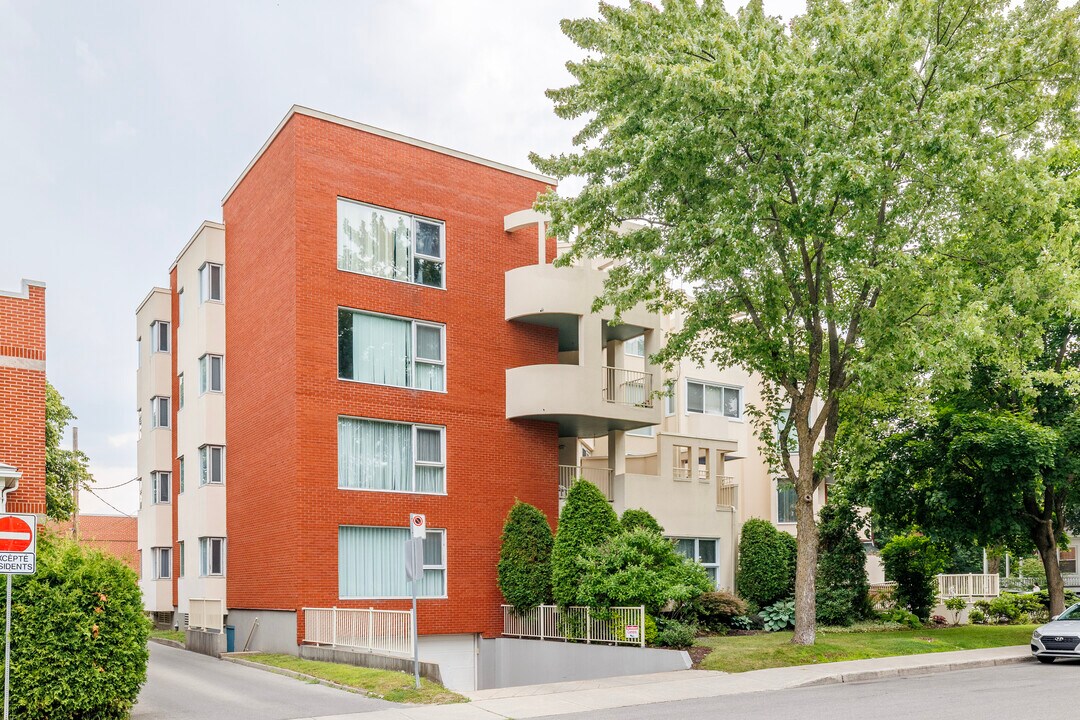 1545 De L'église Rue in St. Laurent, QC - Building Photo