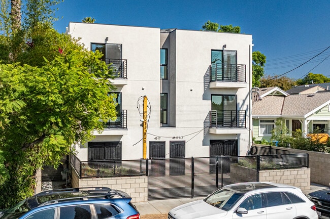 4517 Kingswell Ave in Los Angeles, CA - Foto de edificio - Building Photo