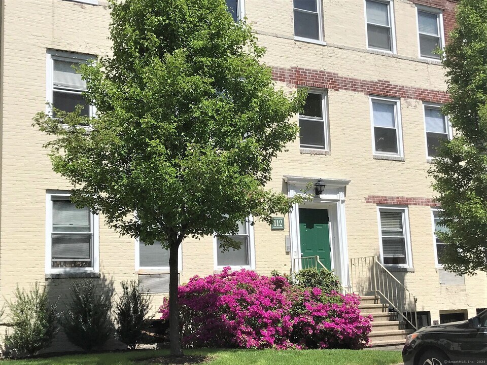 112 Woodside Green in Stamford, CT - Building Photo