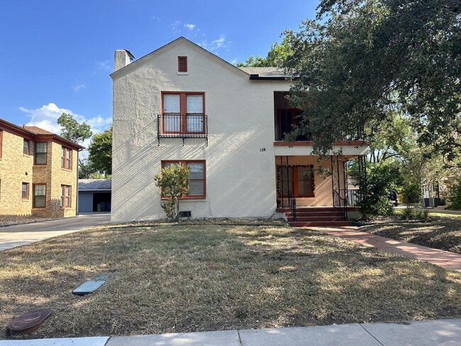 property at 119 E Ridgewood Ct