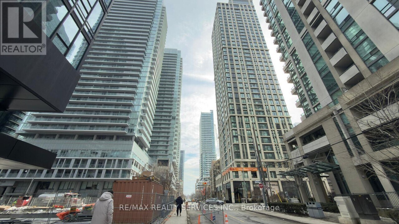 110 Broadway Ave in Toronto, ON - Building Photo