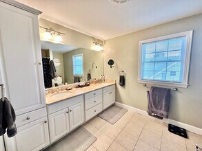 146 Adams St, Unit 2 in Waltham, MA - Building Photo - Building Photo