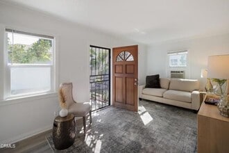 147 N Florence St in Burbank, CA - Foto de edificio - Building Photo