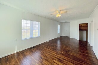 2206 W Nickerson Blvd in Hutchinson, KS - Building Photo - Building Photo