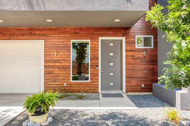 326 Clay St in San Antonio, TX - Foto de edificio - Building Photo