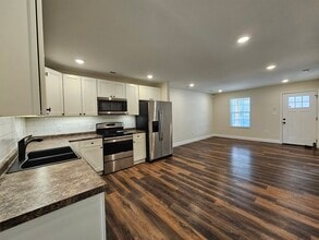 519 Hendrickson St, Unit B in Clinton, TN - Foto de edificio - Building Photo