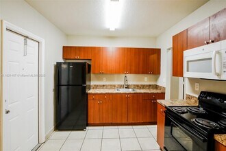325 NW 190th St in Miami, FL - Building Photo - Building Photo