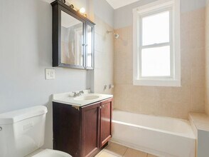 336 E 43rd St, Unit 5b in New York, NY - Foto de edificio - Building Photo