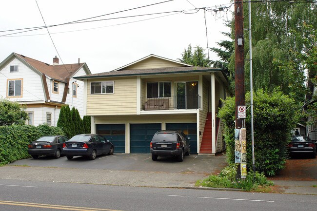 2408 SE Division St in Portland, OR - Foto de edificio - Building Photo