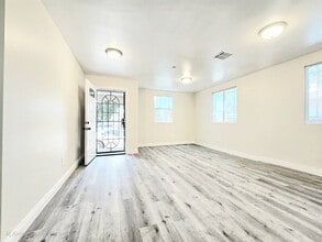 321 E 103rd St in Los Angeles, CA - Foto de edificio - Building Photo