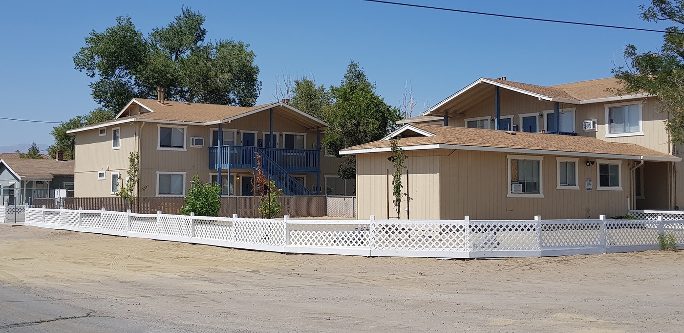 210 1st St in Fernley, NV - Building Photo