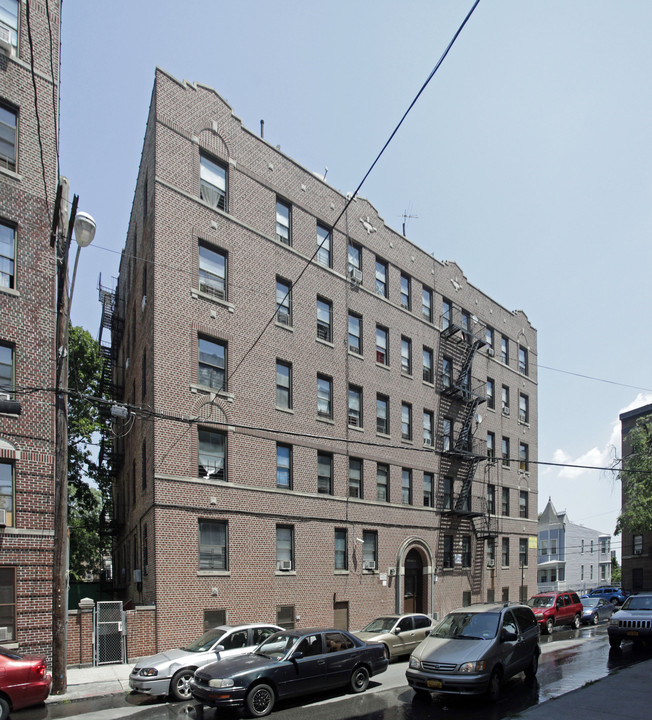 345 E 209th St in Bronx, NY - Building Photo