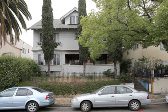 216 S Lake St in Los Angeles, CA - Building Photo - Building Photo