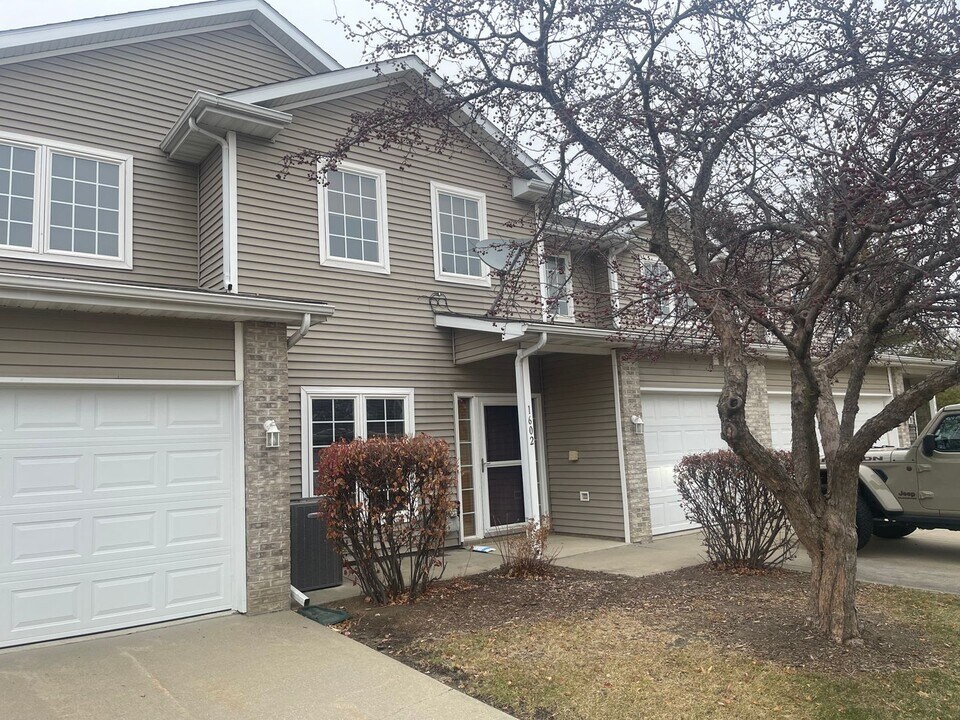 1109 S 52nd St in West Des Moines, IA - Building Photo