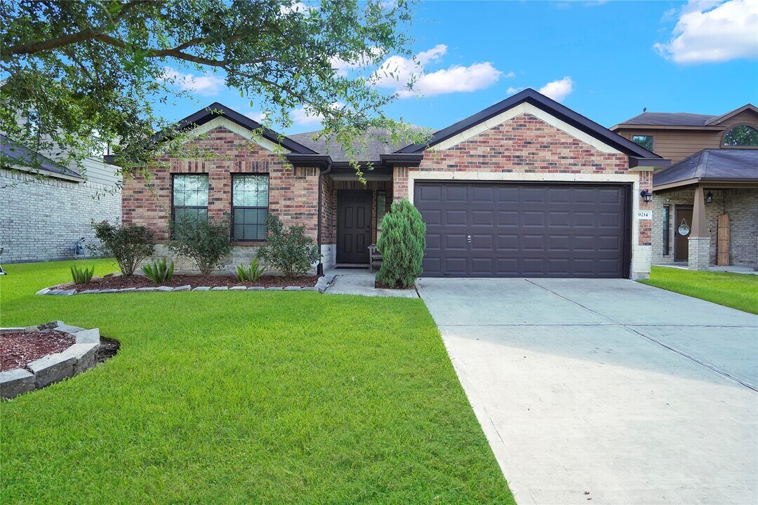 9214 St Laurent Ln in Houston, TX - Building Photo