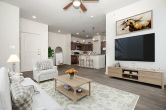 McKinney Falls Apartments- Income Restricted in Austin, TX - Foto de edificio - Building Photo