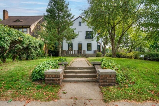 2056 Summit Ave in St. Paul, MN - Building Photo - Building Photo