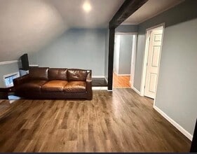 609 King Philip St, Unit 2 in Fall River, MA - Foto de edificio - Building Photo