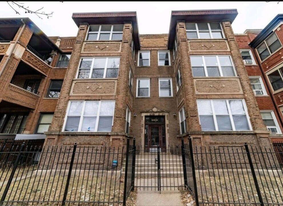 5826 S Michigan Ave in Chicago, IL - Building Photo