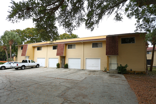 Oak Park Villas in St. Petersburg, FL - Foto de edificio - Building Photo