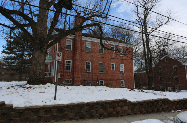 8401 Greenwood Ave in Takoma Park, MD - Foto de edificio - Building Photo