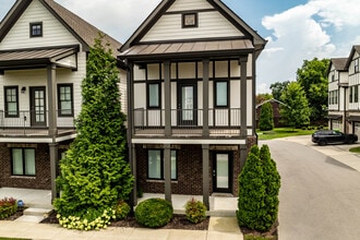 Hillwood Court in Nashville, TN - Foto de edificio - Building Photo