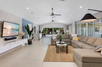 1019 NE 115th St in Biscayne Park, FL - Foto de edificio - Building Photo