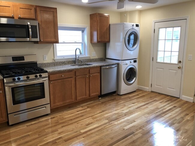 215 Cedar St, Unit 2 in Somerville, MA - Building Photo - Building Photo