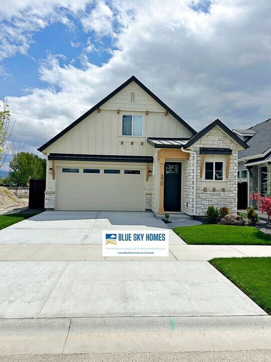 370 N Sauer River Ave in Eagle, ID - Foto de edificio
