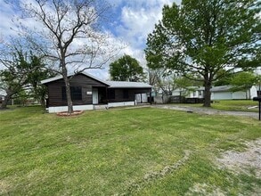 106 N 4th St in Celeste, TX - Building Photo - Building Photo